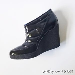 LIBBY EDELMAN FAUX PATENT NYLON BOOTIE